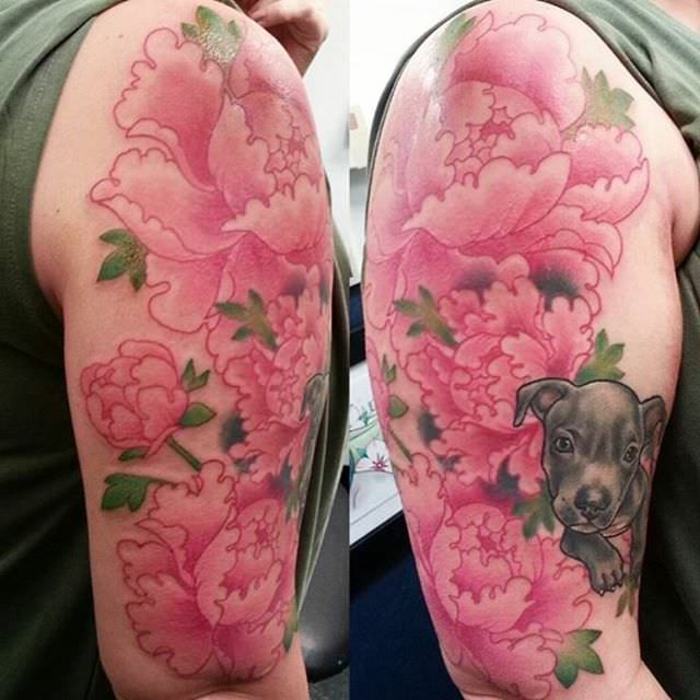 tatouage pivoines rose épanouies, petit chien sympa, bras femme tatoué