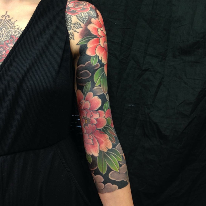 tattoo coloré design floral, tatouage pivoine en plusieurs couleurs, robe noire