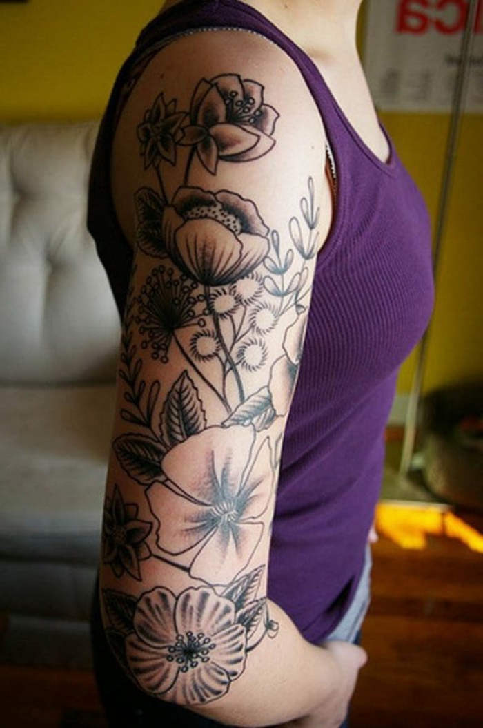 tatouage floral, bras de femme tatoué avec coquelicots noirs, tatouer des motifs floraux
