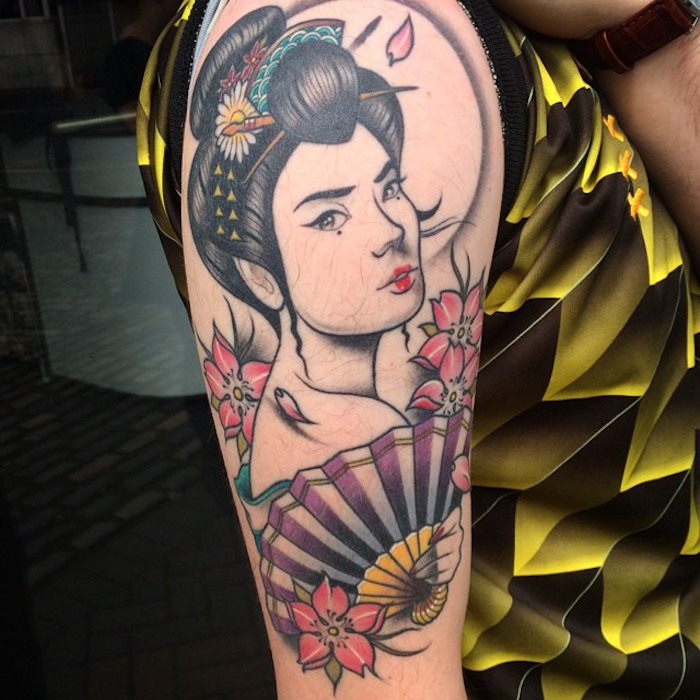 tattoo de geisha noir et blanc sur le dos