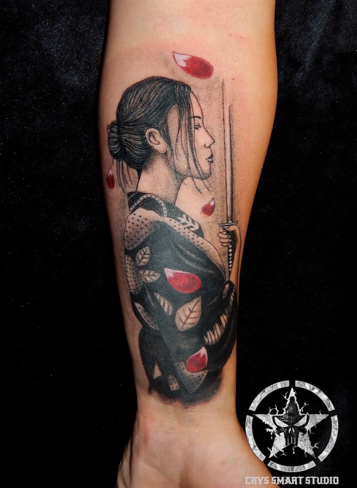 tatouage geisha japonaise fleur japon tattoo avant bras