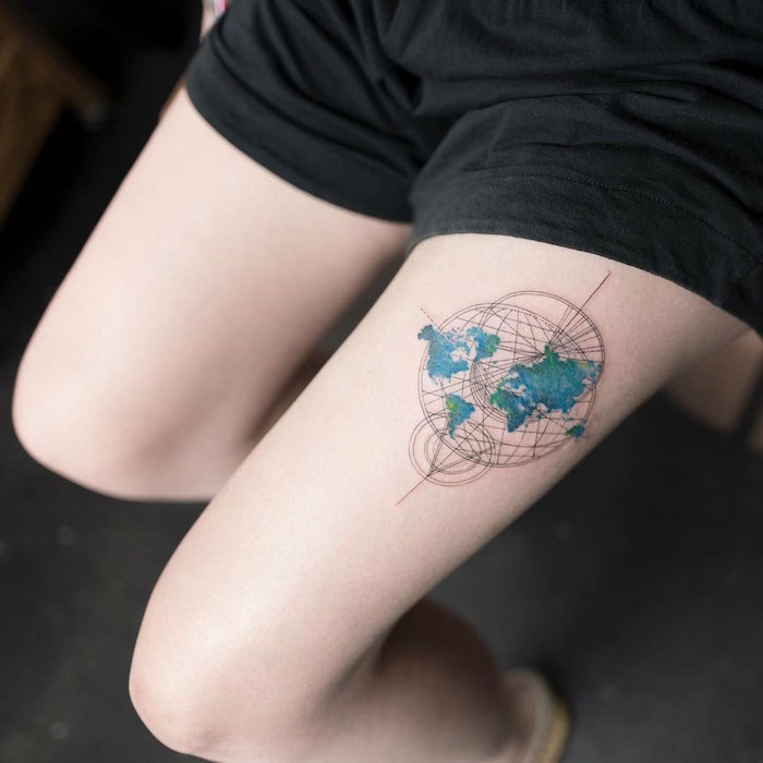 tatouage de la terre sur la cuisse femme