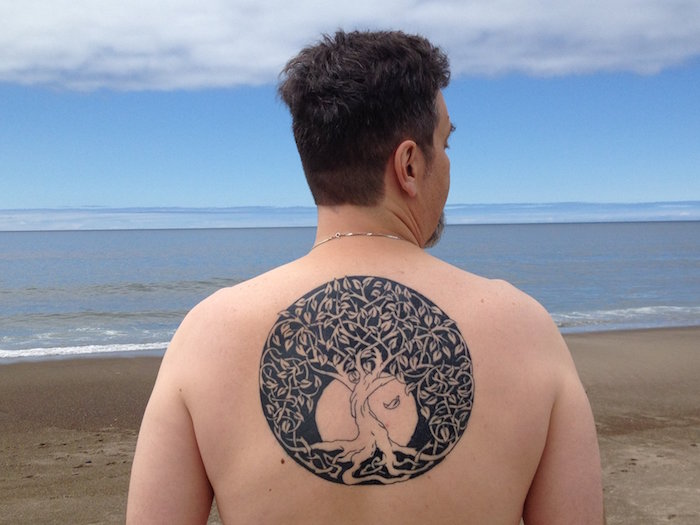 dessin tatouage homme original arbre haut du dos