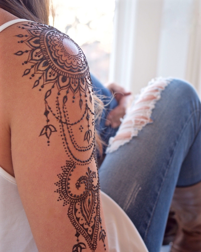 tatouage épaule pour femme, dessin au henné noir motifs mandala et bijoux féminins, idée tattoo temporaire