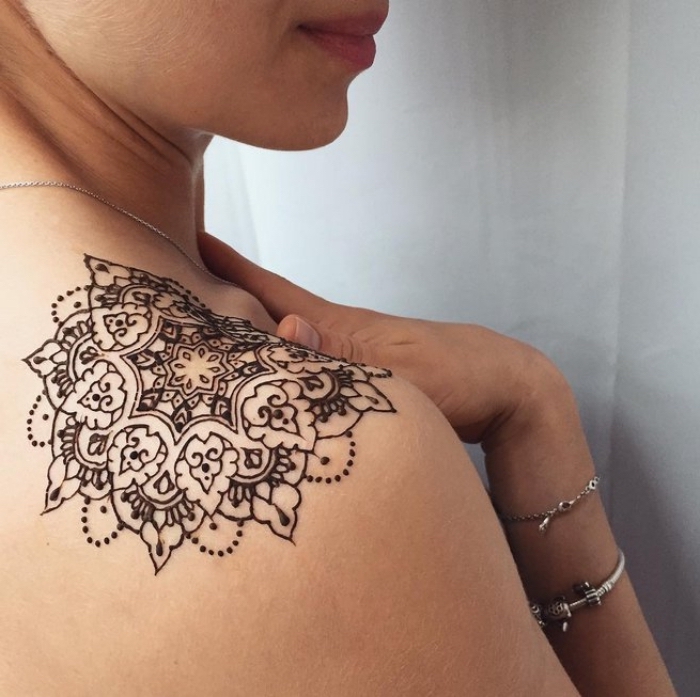 tatouage épaule temporaire, dessin à design mandala au henné noir, modèle de tatouage pour femme