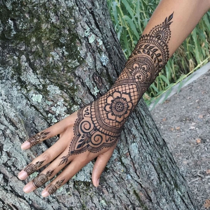 modele henné main, tatouage dentelle temporelle à design mandala sur les mains et les doigts