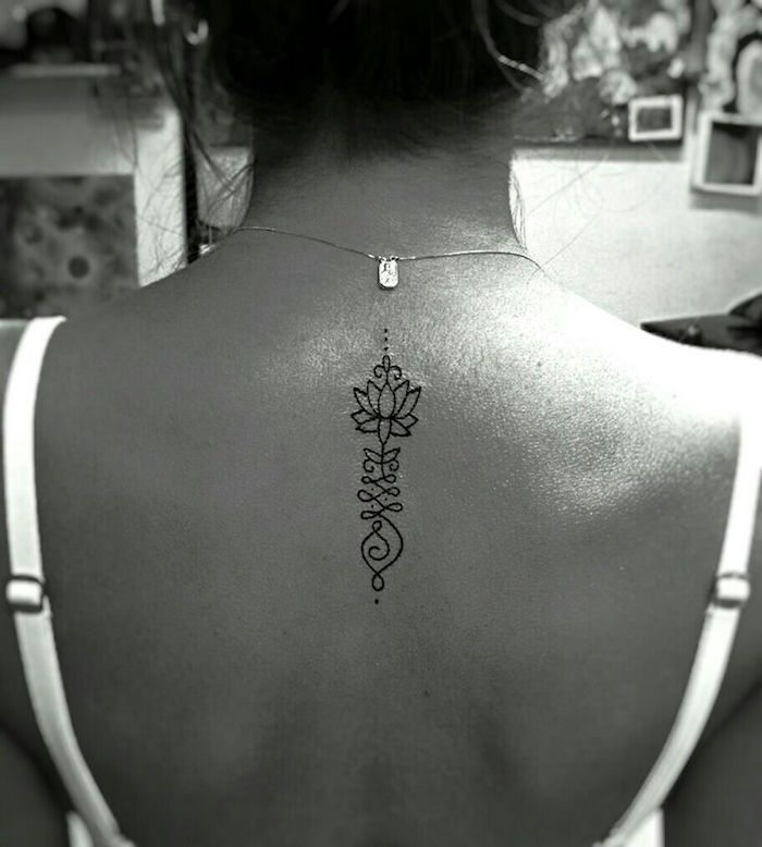 idee tattoo fleur de lotus tatouage unalome dans le dos