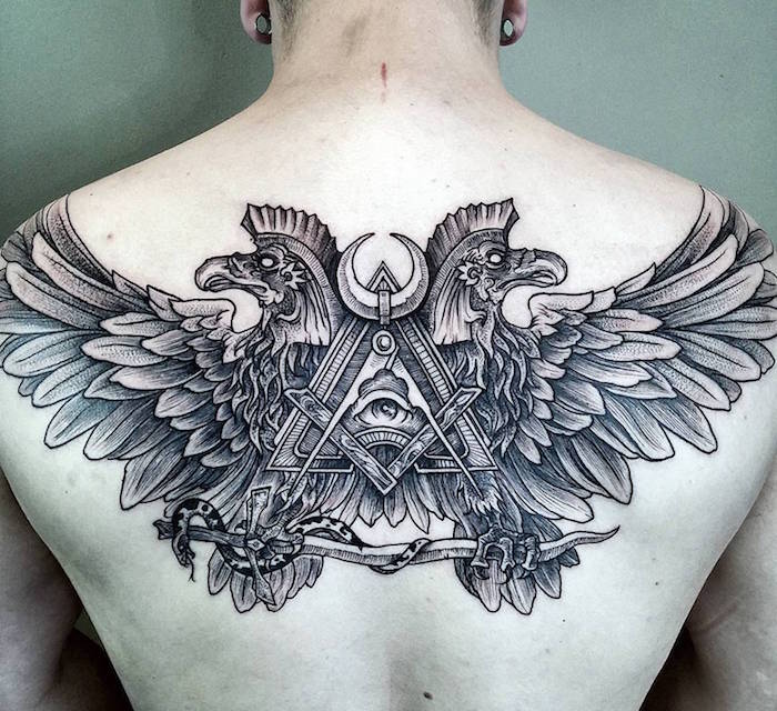 dessin tatouage homme aigle dans le dos pyramide illuminati