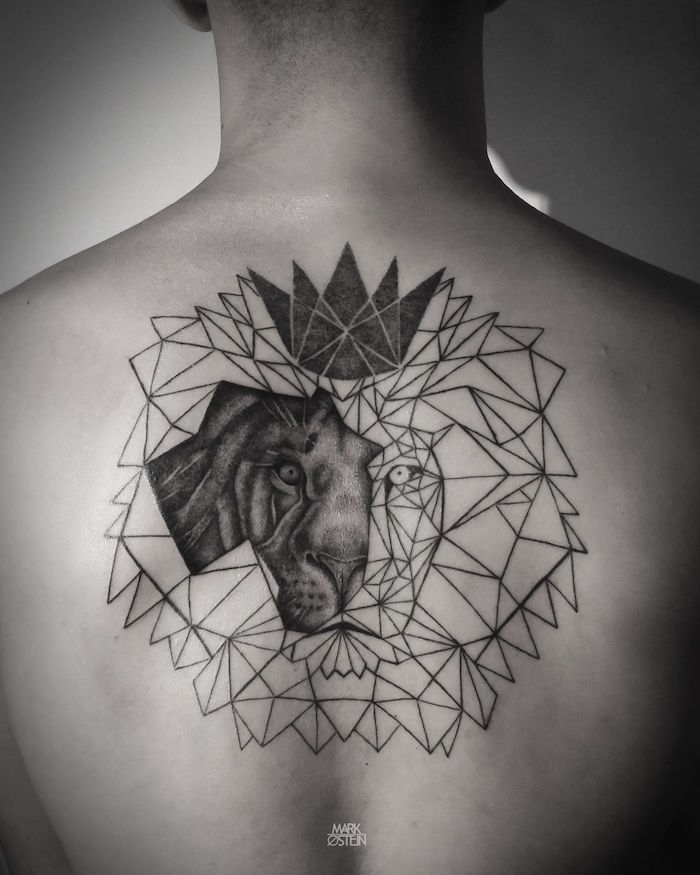idée de tatouage homme haut du dos tete de lion geometrique
