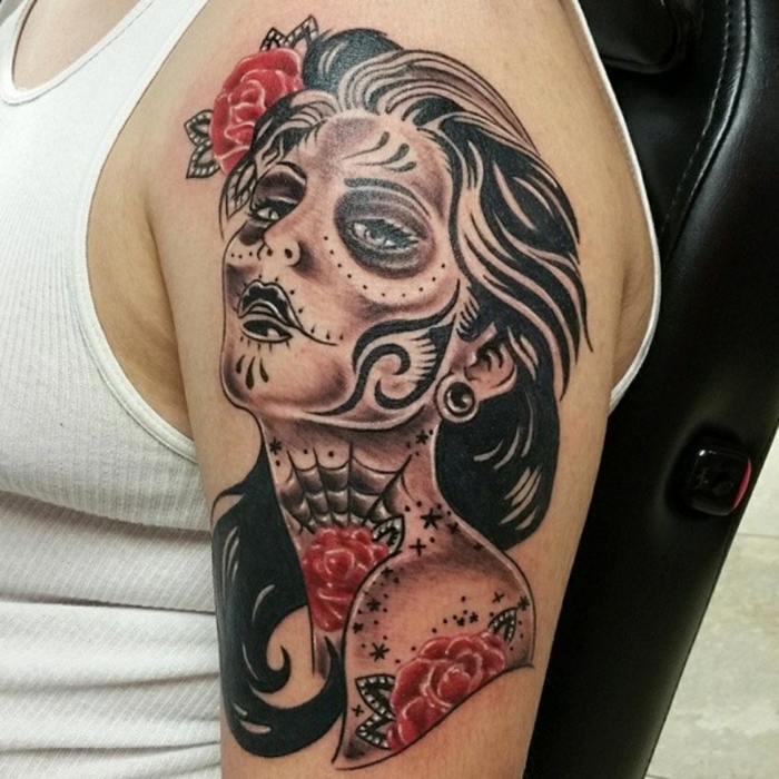 tatouage femme aux cheveux noirs, avec des fleurs rouges, modèles tatouages