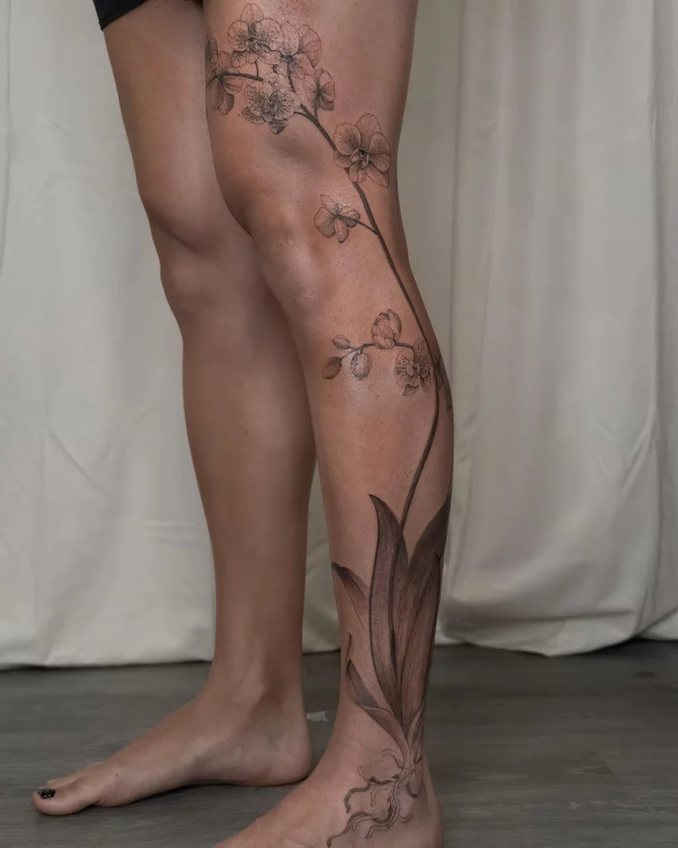 tatouage jambe femme fleur complet cheville petales tige