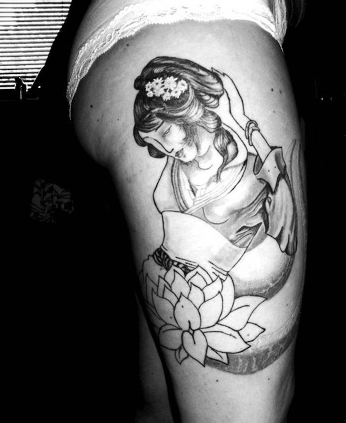 tattoo japonais sur la cuisse femme noir et blanc