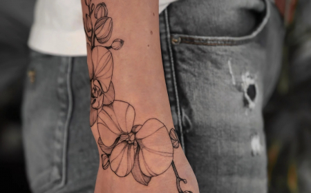 tatouage main femme fleur petales manucure ongles nude jeans dechires