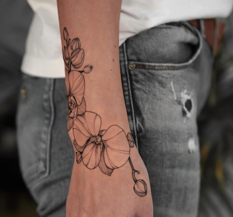 tatouage main femme fleur petales manucure ongles nude jeans dechires