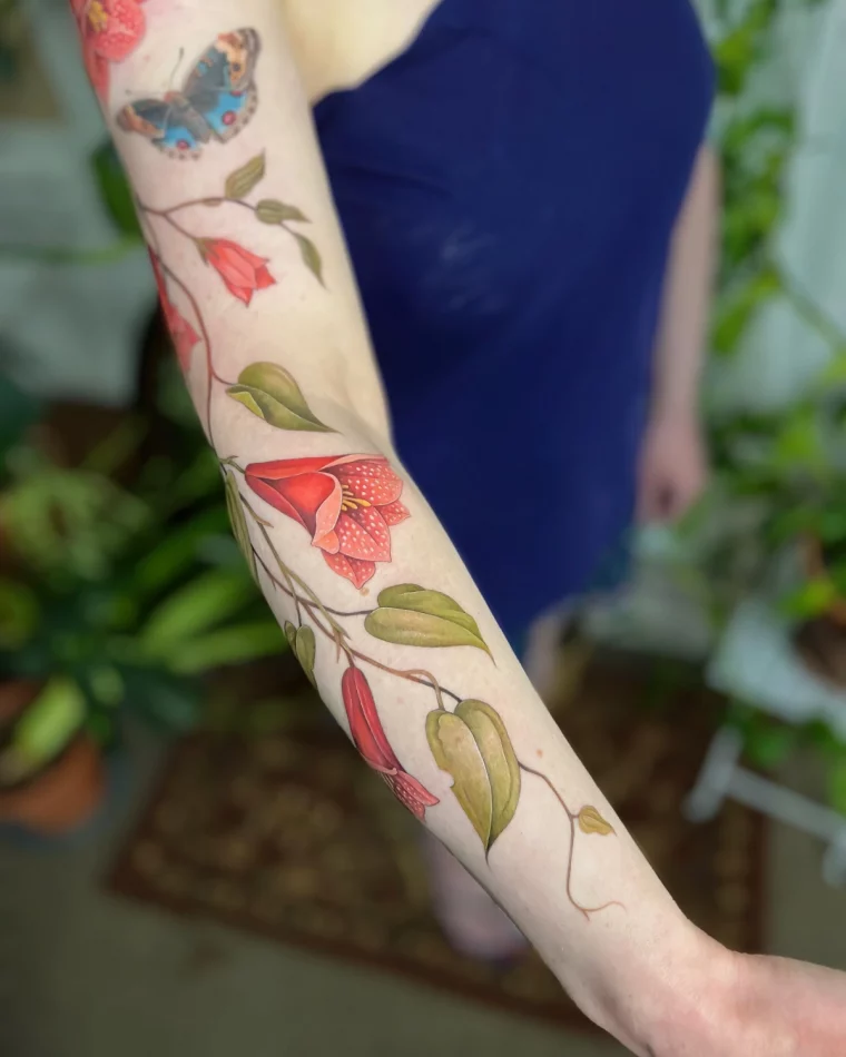 tatouage manchette en couleur branche feuilles vertes petales rouges