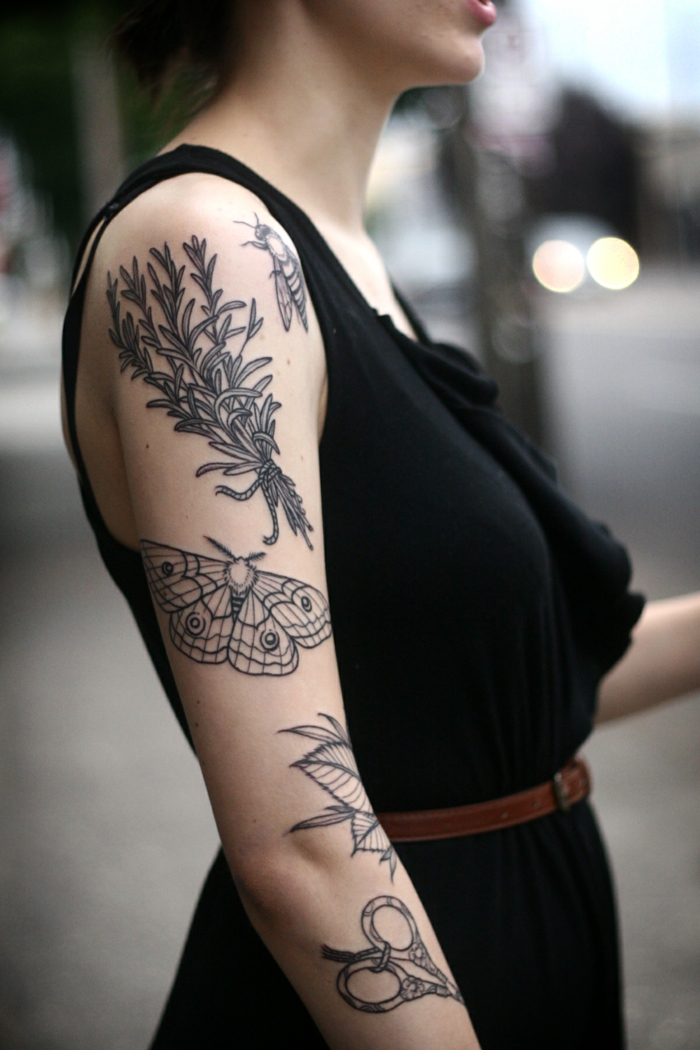 tatouage manchette femme, papillon et bouquet d'herbes tatoués sur la peau