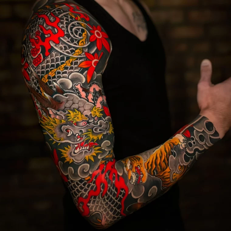 tatouage manchette homme en couleurs feu rouge fleurs flammes