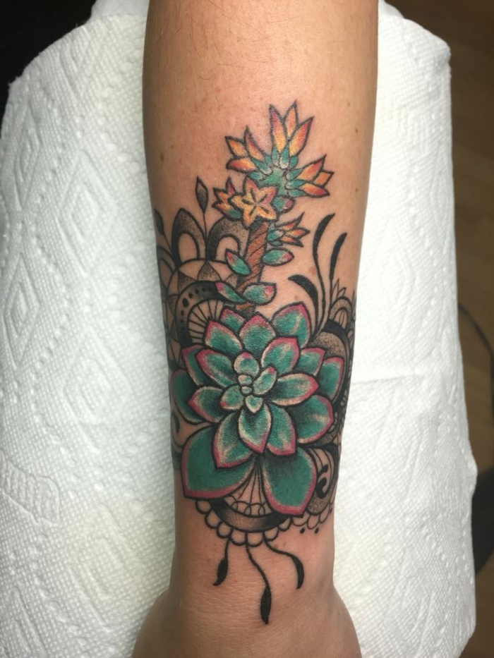 tatouage manchette homme, succulents et cactus tatoués au bras, modèle tatouage coloré
