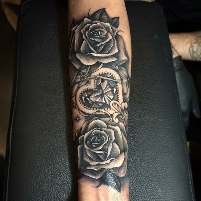 tatouage manchette homme, desgin noir, roses et coeurs en manchette homme