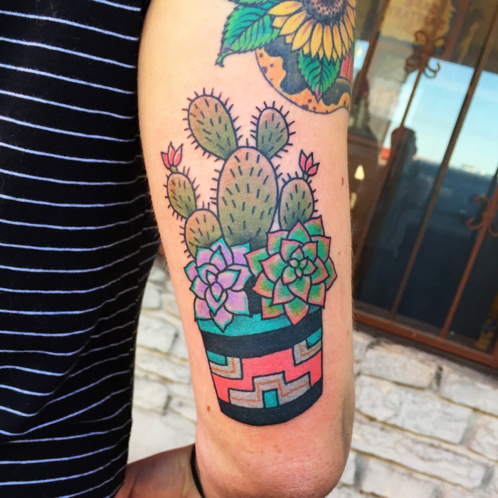 tatouage manchette homme, succulents et cactus dans un pot coloré, tatouage tournesol