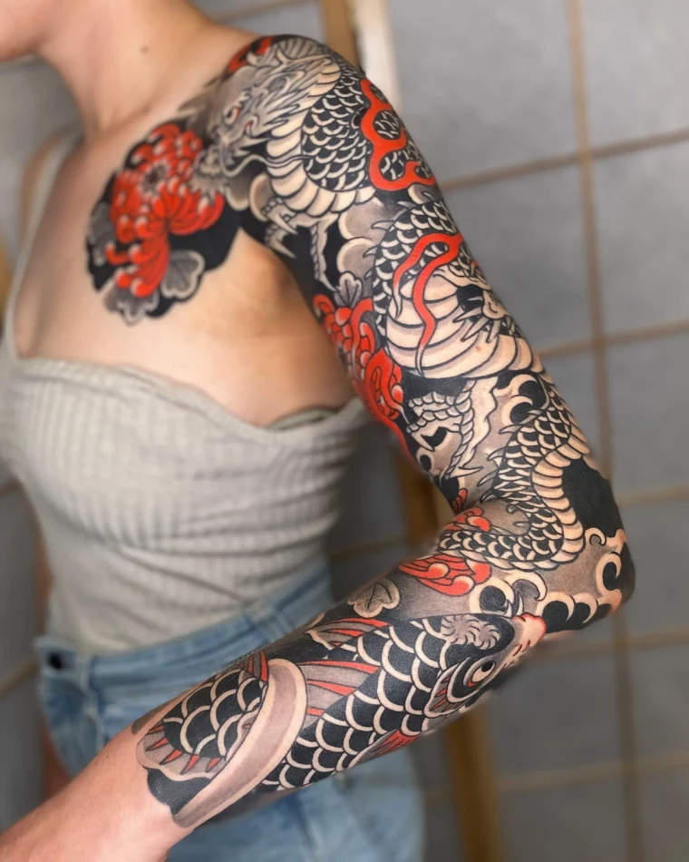 tatouage manchette pour femme blanc et noir details rouges fleurs