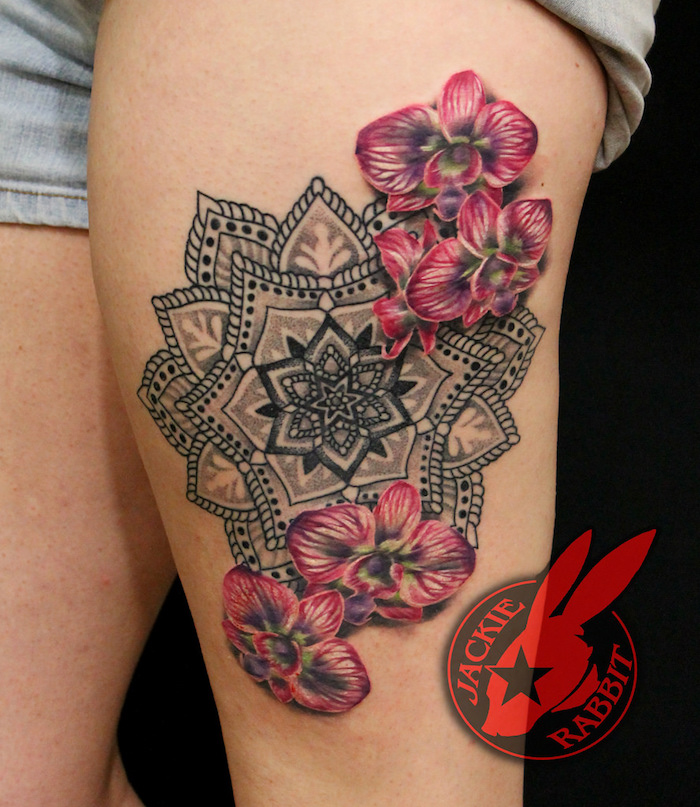 tatouage mandala cuisse femme fleurs orchidées
