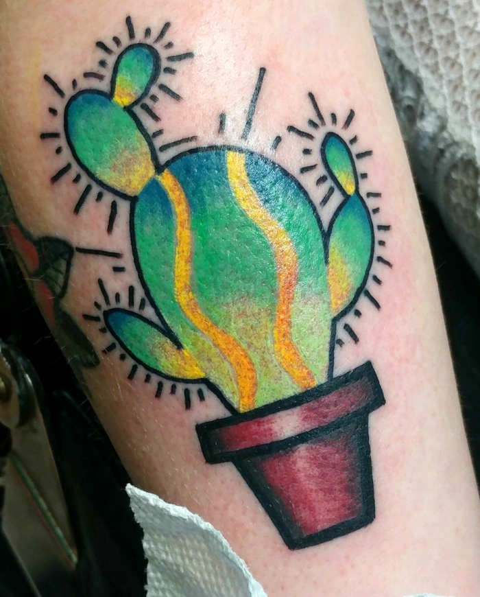 tatouage molller cactus, pot en argile tatoué sur le corps, tatouage en vert et jaune