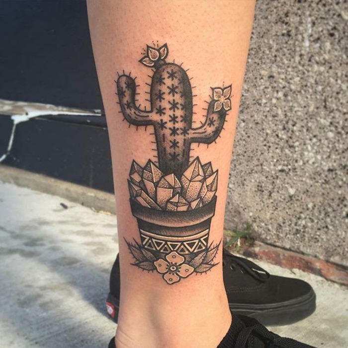 tatouage molllet cactus fleuri, quartz rose sous le cactus, dessin de cactus au-dessus de la cheville