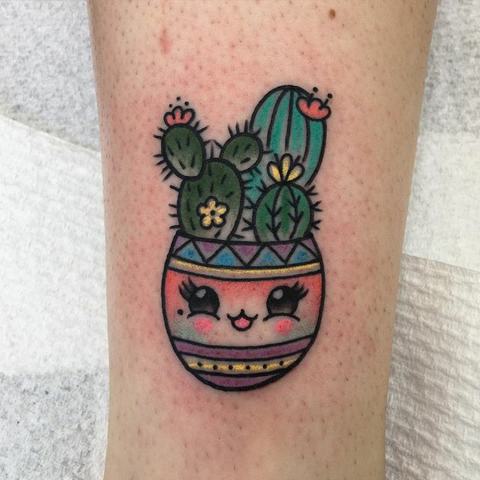 tatouage mollet femme, pot mignon avec physionomie sympathique et petits cactus