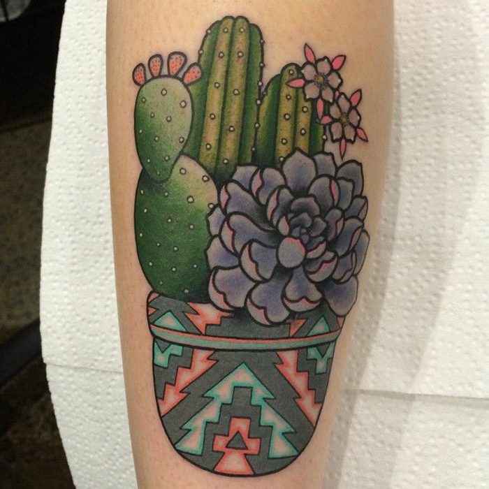 tatouage mollet homme, pot de fleurs aux motifs aztèques, cactus fleuris