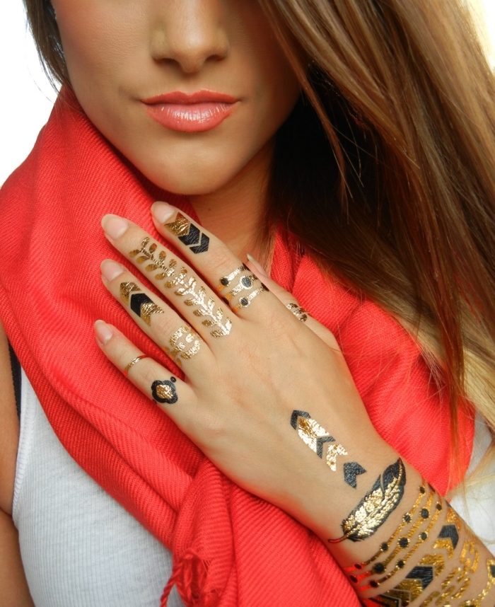 tatouage temporaire, dessin sur mains et doigts en noir et or, modèle d'écharpe longue en rouge