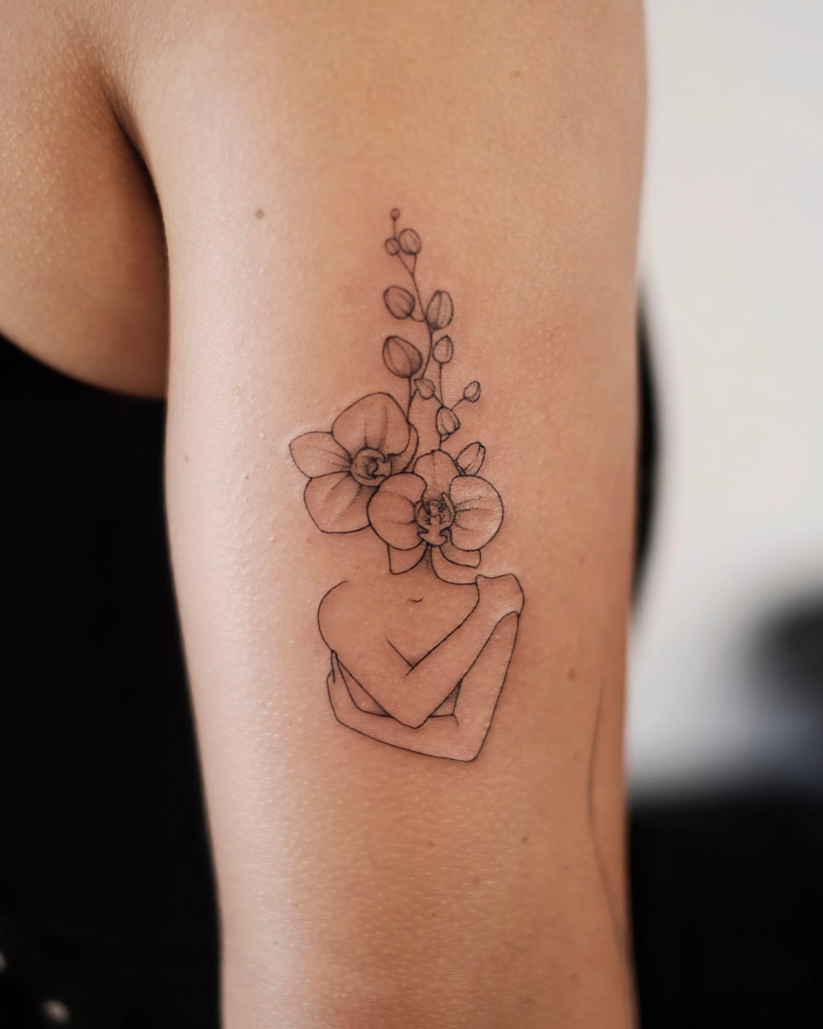tatouage orchidee signification amour soi femme silhouette tete couronne fleurs