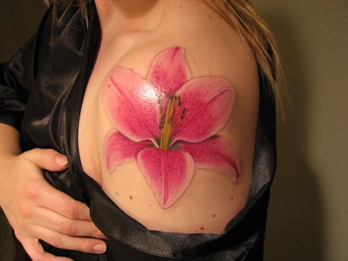tatouage fleur femme épaule symbole de l orchidée rose