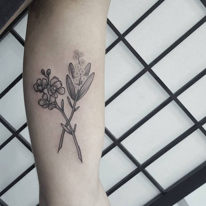 tatouage fleur orchidée fleurs tattoo avant bras
