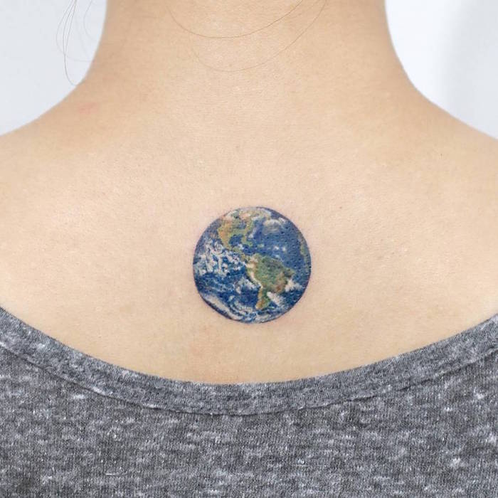 modele petit tattoo nuque terre en couleur planete bleue