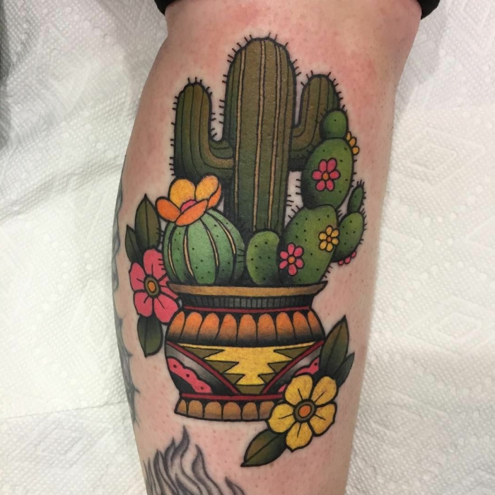 tatouage plante cactusn pot aux motifs aztèques avec plusieurs fleurs en couleurs