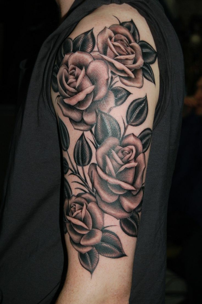tatouages roses fleuries, couleur rose cendré et noir, tatouages pour homme