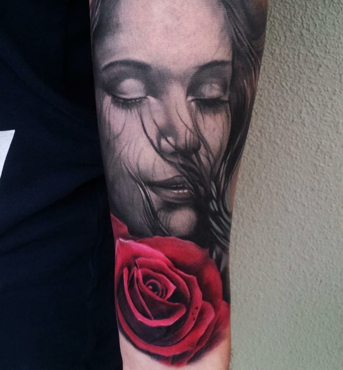 tatouage réalistique femme et rose, tatouage romantique sur le bras