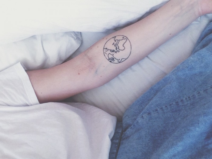 idée tatouage simple terre minimaliste sur bras