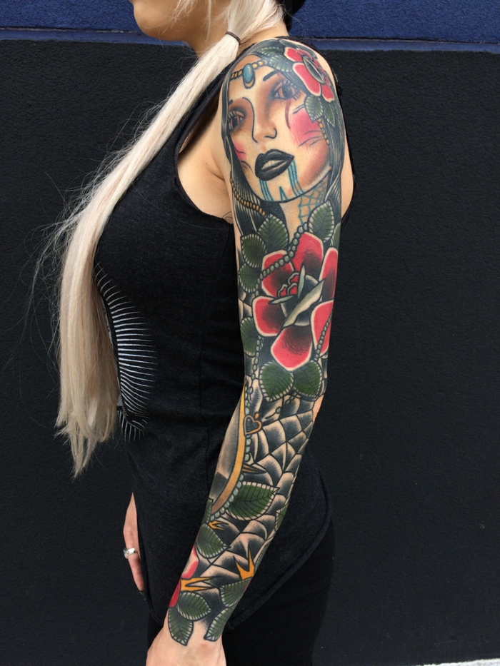 tatouage sleeve coloré, fleur épanouie, une femme maquillée aux joues roses