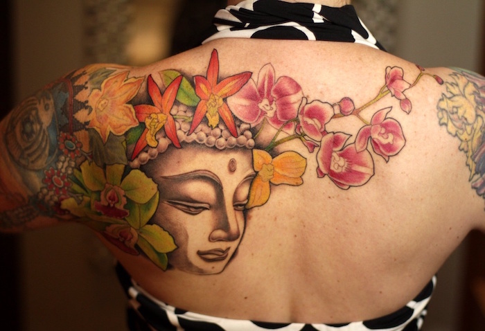 tattoo bouddhiste tete de bouddha dans dos