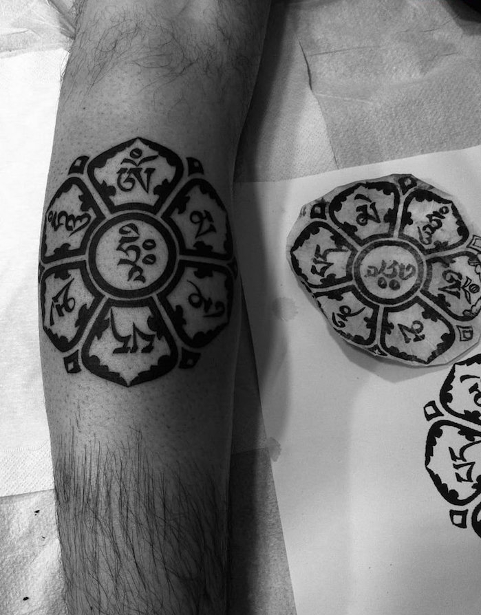 tattoo bouddhiste fleur bouddhiste Om mani padme hum symbole