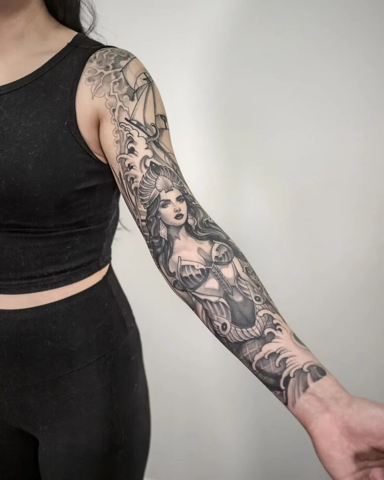 tatouage symbolique deese mer ocean vagues equipement bras tattoo