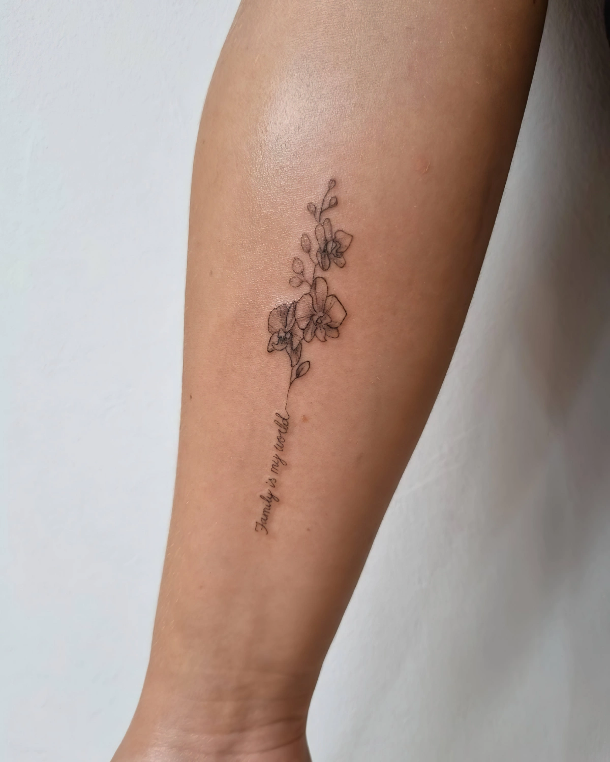 tatouage tige fleurs citation inspirante mots lettres encre peau