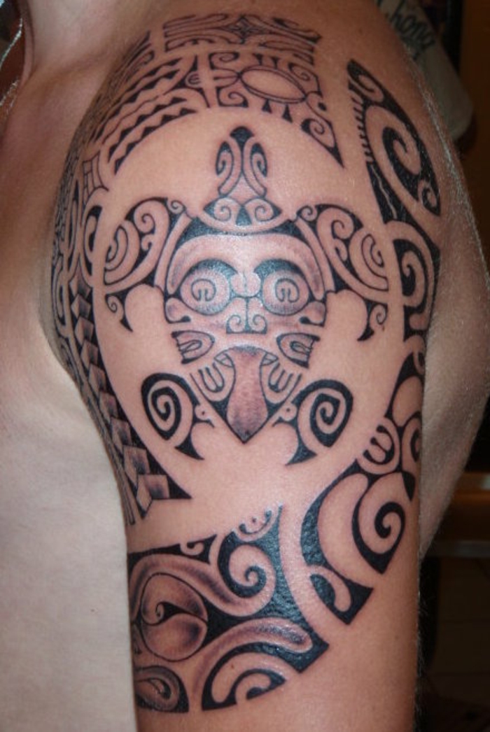 tatouage tortue polynésienne, tatouage maorie symboles havaiens