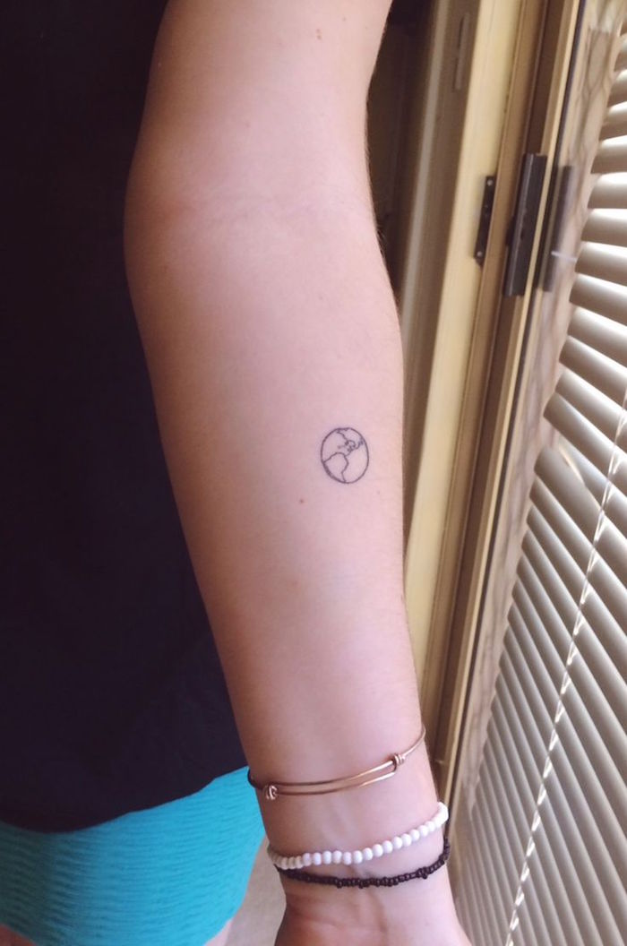 mini dessin de planete terre en tattoo sur le bras