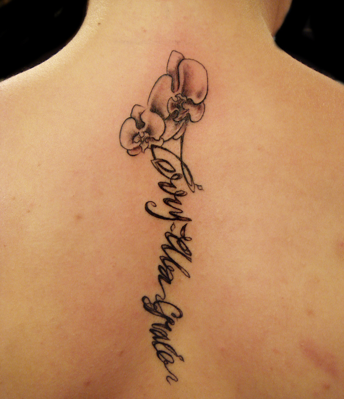 tatouage orchidée nuque femme tattoo de fleurs dans le dos
