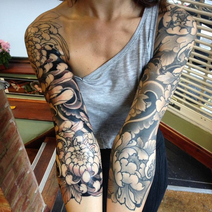 tatouages florales sur le bras, modèles de tatouages pivoines en noir