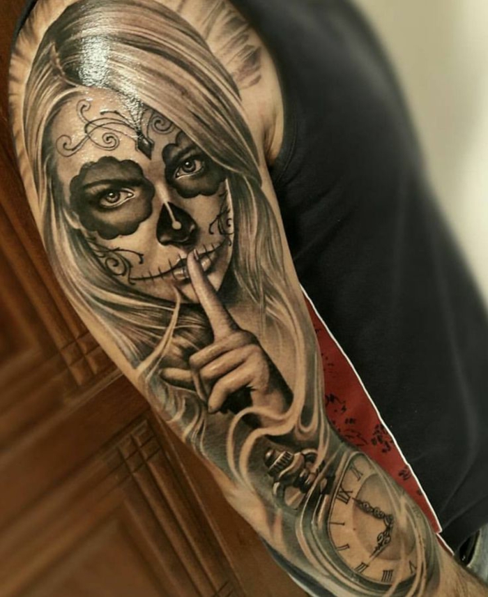 tatouages originaux, manchette tatouage femme portant un masque tête de mort