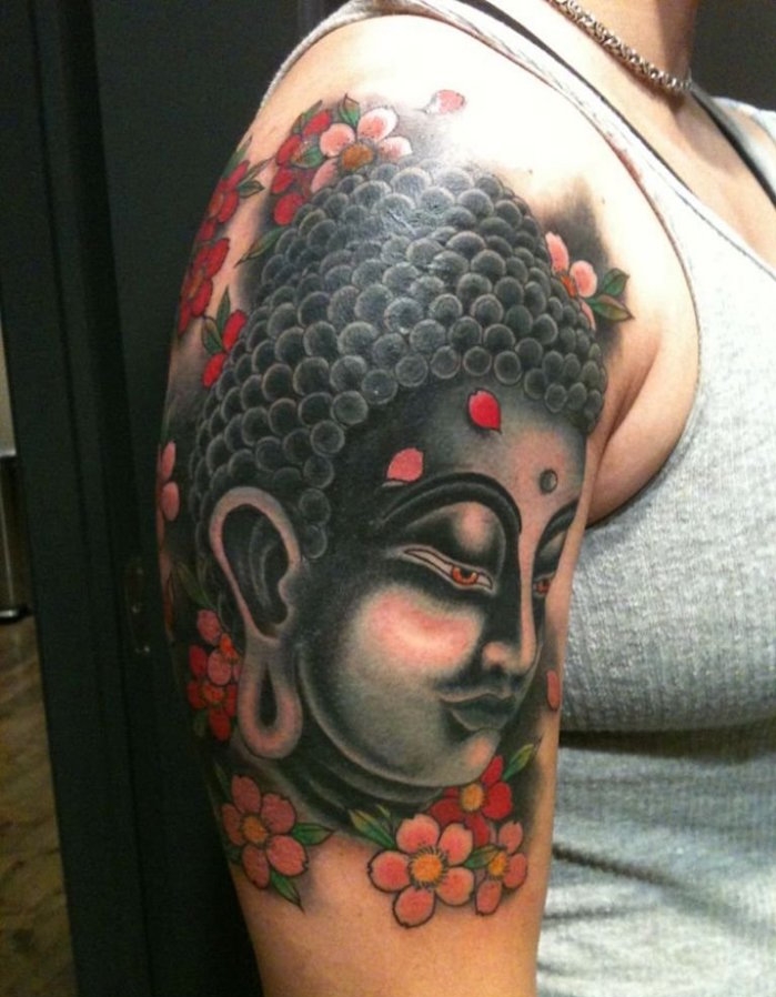 tatouage boudha fleurs cerisier sur le bras épaule